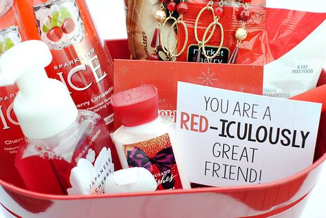 Mothers Day Baskets, Red Basket, Kids Gift Baskets, Cute Mothers Day Gifts, Red Theme, Birthday Ideas For Her, Diy Gifts For Mom, Themed Gift Baskets, Birthday Gift Baskets