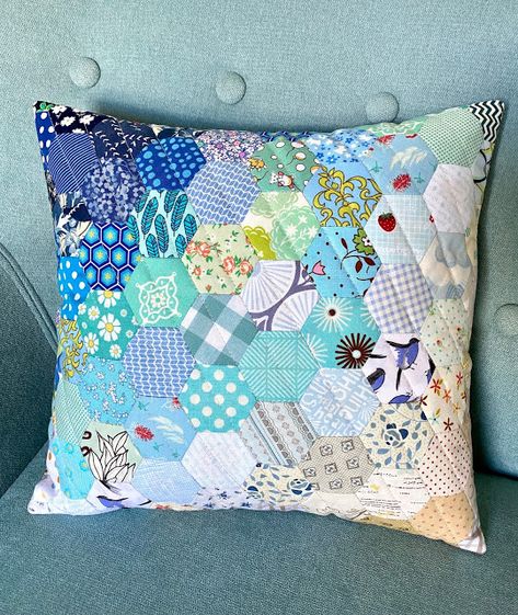 Hexi Quilt, Quilted Cushions, Hexagon Pillow, Hexie Patterns, Coastal Quilts, Stitching Diy, Crochet Cake, Hexagon Patchwork, Free Quilting Patterns