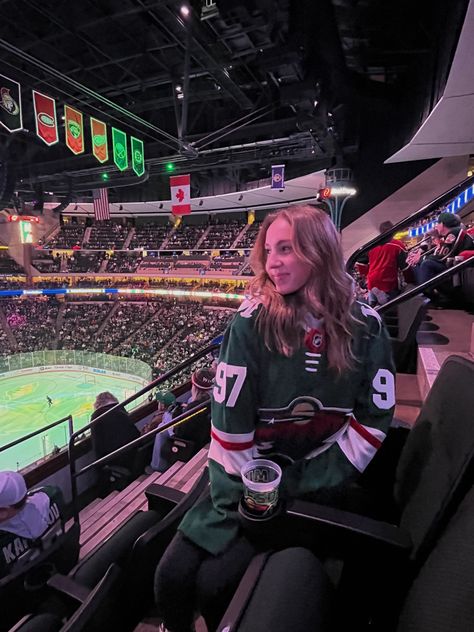 Hockey Asthetic Picture, Hockey Game Pictures Ideas, Hockey Game Instagram Pictures, Hockey Game Outfits For Women Jersey, Ice Hockey Game Outfit, Hockey Game Pictures, Nhl Game Outfit Woman, Hockey Boyfriend Aesthetic, Ice Hockey Outfit