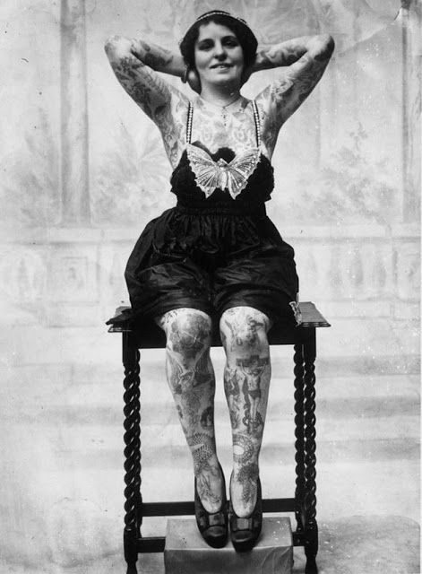 Edith Burchett 1931// Vintage Tattooed Woman History Of Tattoos, Antique Tattoo, Vintage Tattoo Art, Red Tattoo Ideas, Vintage Tattoo Design, Vintage Tattoos, Aesthetic Tattoos For Men, Tattoos Pictures, Red Tattoo