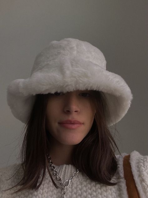 Fluffy Bucket Hat Outfit, Bucket Hat Outfit Winter, Hats Aesthetic, Hat Outfit Winter, Bucket Hat Outfits, Mlb Shoes, Peony Aesthetic, Hats For Girls, Bucket Hat Outfit