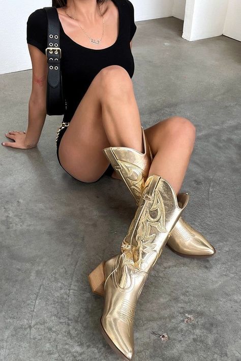 Gold Cowgirl Boots Outfit, Gold Cowboy Boots Outfit, Pink Metallic Boots, Boot Heels Outfit, Cute Cowgirl Boots, Botas Cowboy, Cowgirl Boots Outfit, Western Pattern, Gold Boots