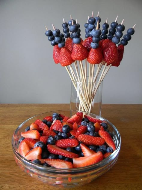 Gökkuşaği Pasta, Fresh Fruit Recipes, Decorações Com Comidas, Fruit Skewers, Fruit Kabobs, July Ideas, Fruit Dip, Think Food, Fruit Snacks