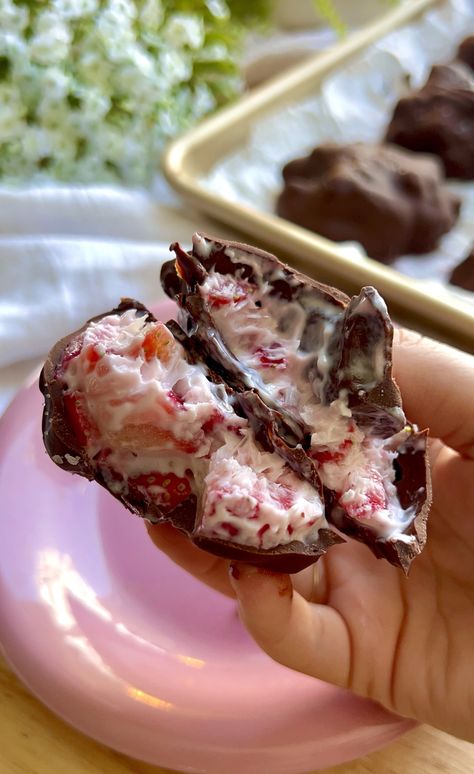 Chocolate Strawberry Yogurt Clusters - Kenna's Cooks Strawberry Yogurt Clusters, Yogurt Clusters, Clusters Recipe, Strawberry Yogurt, Simple Sandwiches, Bread Appetizers, Easy Pizza, Vanilla Yogurt, Chocolate Strawberry