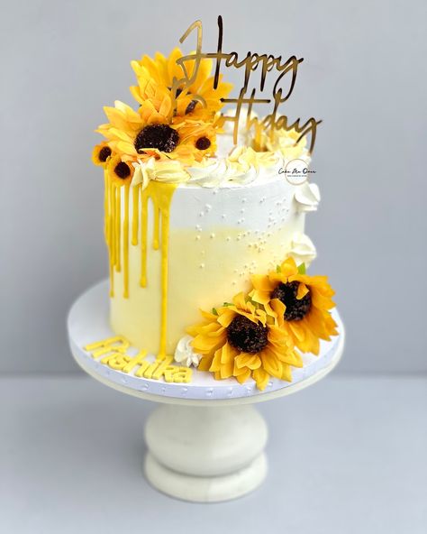 🌻“Be the sunflower “🌻 • • • #chocolate #chocolatecake #bakewithcakemeover #chefgitikaabbott #delhifoodbloggers #delhibaker #cakesofinstagram #weddingcakes #buttercreamcakes #ganache #ganachecake #newdelhi Sunflower Cakes Ideas, Sunflower Theme Cake, Sunflower Chocolate, Yellow Birthday Cake, Sunflower Birthday Cakes, Beautiful Chocolate Cake, Sleeping Beauty Cake, Sunflower Mirror, Sunflower Cupcakes