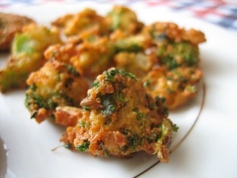 BROCCOLI VADAI RECIPE - Broccoli Pakoda recipe — Spiceindiaonline Broccoli Indian Recipes, Vadai Recipe, Vegetable Pakora, Broccoli Recipes Side Dish, Vegetarian Noodles Recipes, Pakoda Recipe, Recipe Broccoli, How To Make Broccoli, Indian Rice Recipes