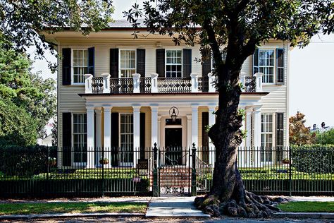 Henry Howard's Louisiana Southern Home Interior, Louisiana Homes, Antebellum Homes, Victorian Interiors, New Orleans Homes, Southern Homes, Old Farm Houses, Grand Homes, Traditional Architecture