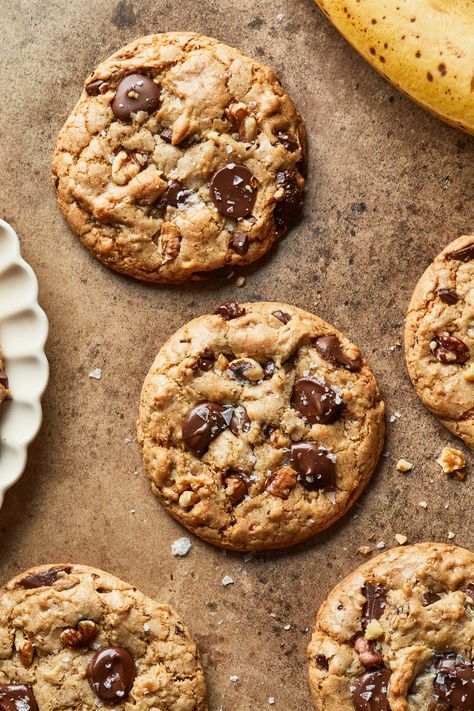 Made with sweet, ripe bananas, warm comforting spices and rich chocolate chips, these oversized, vegan banana bread cookies are an incredible combination of traditional banana bread and chocolate chip cookies. Banana Bread Chocolate Chip Cookies, Chocolate Chip Banana Cookies, Bread And Chocolate, Simply Whisked, Vegan Banana Pudding, Banana Frosting, Oatmeal Banana Bread, Banana Chocolate Chip Cookies, Banana Bread Cookies