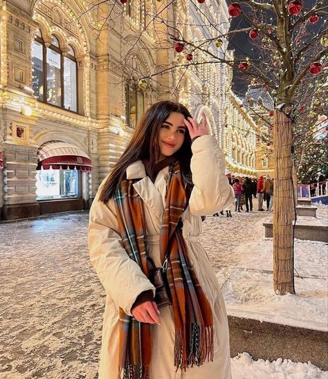 Does the perfect cold weather winter outfit exist? Why yes, yes it does. Here are 6 must-have accessories to add to your winter fits like warm gloves, waterproof shoes, and the coziest scarves that will get you through the cold winter! Women's #fashion #style #fallstyle Fall #winterstyle Winter Christmas Tree Pictures Instagram, Moscow Outfit Cold Weather, Winter Photoshoot City, Cold Weather Outfits Winter, Christmas Poses, Snow Photoshoot, Winter Photoshoot, Snow Outfit, Casual Outfit Inspiration