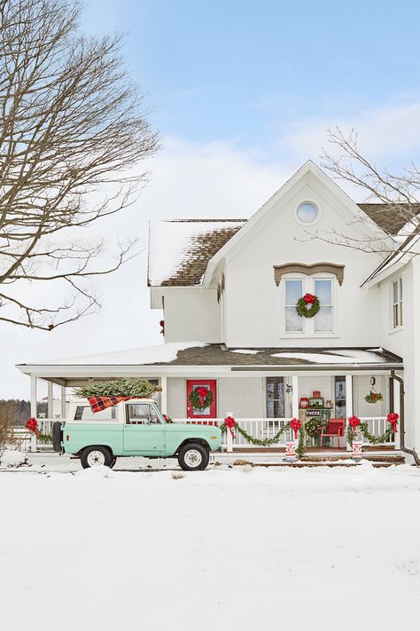 A Snowy Farmhouse Christmas | French Creek Farmhouse Crock Decor, Christmas Exterior, Christmas Wallpaper Iphone, Exterior Christmas, Farmhouse Style Christmas, Outdoor Christmas Tree, Christmas Window Decorations, Christmas Houses, Farmhouse Christmas Tree