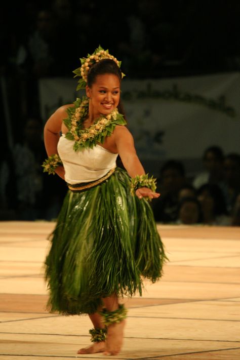 Hula Auana  - Miss Aloha Hula 2010 second runner up, Merrie Monarch Hawaiian Hula Outfit, Hawaii Costume, Hawaiian Hula Dance, Moana Jr, Merrie Monarch Festival, Hula Dress, Hula Dancing, Polynesian Dance, Hawaii Hula