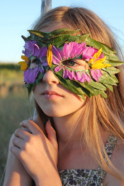 DIY Nature Mask with Leaves and Flowers Merrilee Liddiard, Diy Halloween Masks, Nature School, Deco Nature, Forest School, Nature Play, Easy Diy Halloween, Reggio Emilia, Camping Art