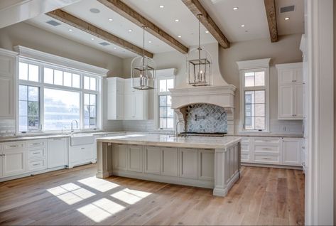 Farmhouse Mansion Kitchen, Big Farmhouse Kitchen, Large Kitchen Layout, Luxury Farmhouse Kitchen, Big Kitchens, Vaulted Kitchen, Southern Kitchen, Dream Kitchens Design, Kitchen Cabinet Styles