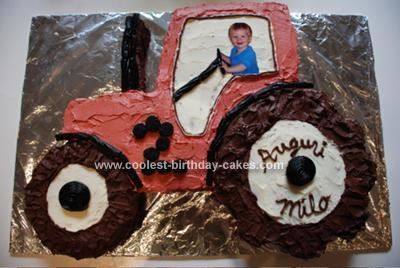 Homemade Tractor Cake: I made this tractor cake for my son's second birthday. I looked at images from his tractor books, then drew a pattern on newsprint. This is not too hard Simple Tractor Birthday Cake, Tractor Cakes, Tractor Birthday Cakes, Kid Cakes, John Deere Birthday, Tractor Cake, Tractor Birthday Party, Homemade Tractor, Tractor Party