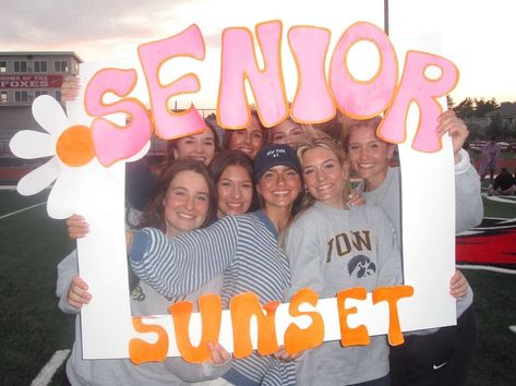 the people that make the place Senior Sunrise Posters, Senior Activities Ideas High School, Highschool Goals, Stuco Ideas, Best Senior Quotes, Senior Sunset, Spot Foto, Senior Year Things, Senior Posters