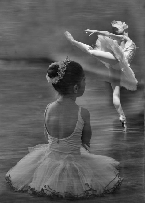 Old Ballet Photos, Ballerina Photoshoot Kids, Young Ballerina, Ballerina Photography, Modern Dans, Ballerina Kids, Ballet Painting, Baby Ballet, Ballet Pictures