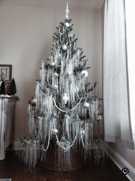 White Tinsel Tree, Tinsel Christmas Tree Aesthetic, Christmas Tree With Tinsel Icicles, Christmas Tree With Icicle Tinsel, 2022 Tree Toppers, Tinsel Garland Christmas Tree, Tinsel Christmas Tree Decoration, Angel Hair Tinsel Christmas Tree, Silver And Clear Christmas Tree