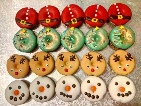 Doughnut Decorations, Donut Decorating Ideas, Donut Ideas, Christmas Donuts, Cake Donut, Mini Donuts, Christmas Cupcakes, Cake Donuts, Mini Cake