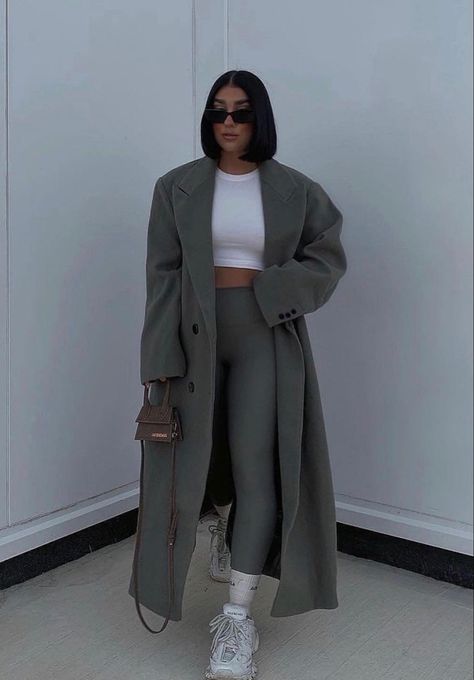 Top blanco, negro, chaqueta gris larga Grey Long Coat Outfit, Classy Streetwear Women, Grey Trench Coat Outfit, Coat Outfit Aesthetic, Leather Trench Coat Outfit, A Night Out Outfit, Long Jacket Outfit, Tracksuit Outfit Women, Grey Coat Outfit