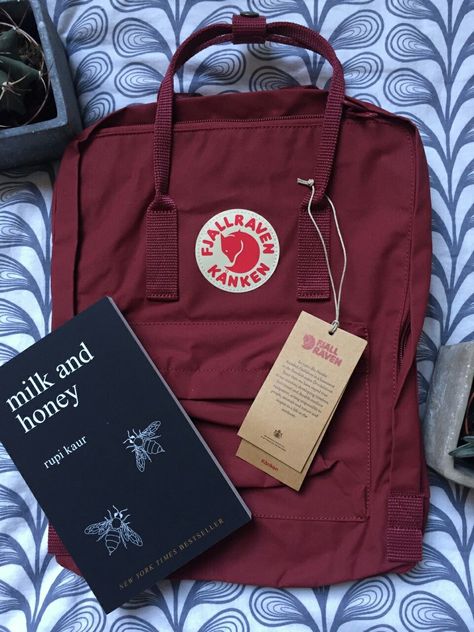 Kanken Aesthetic, Mochila Fjallraven Kanken, Pretty Tote Bags, Stationery Obsession, Fjällräven Kånken, School Bag Essentials, Violet Evergarden Anime, Inside My Bag, Rupi Kaur