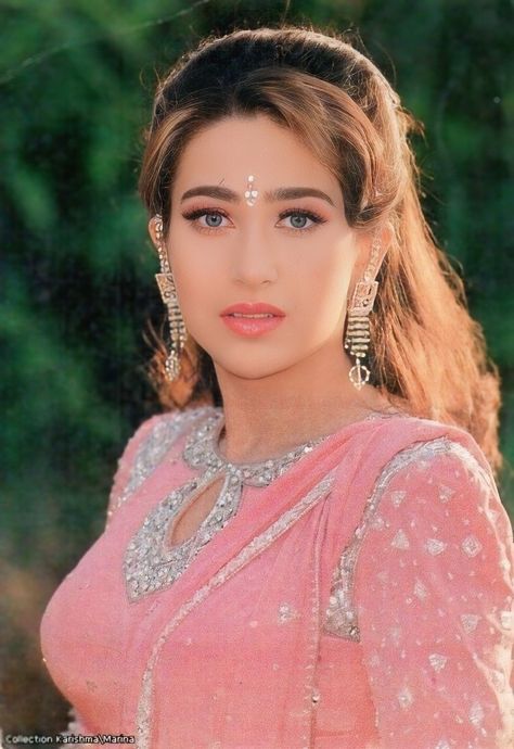 Karishma Kapoor Karishma Kapoor 90s, 90s Bollywood Actress, Karishma Kapoor, Pakistani Women, Bridal Sarees South Indian, Karisma Kapoor, Hindi Actress, Sofa Modern, 90s Bollywood