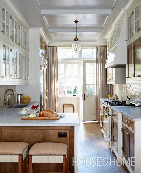 Looking for something timeless? Here are 10 traditional kitchen design ideas! | Photo: Michael Graydon Design: Silvana D�’addazio Galley Kitchen Design, Galley Kitchen Remodel, Galley Kitchens, Classic Kitchen, Galley Kitchen, Kitchen Decorating, Kitchen Remodeling Projects, Kitchen Inspo, Trendy Kitchen