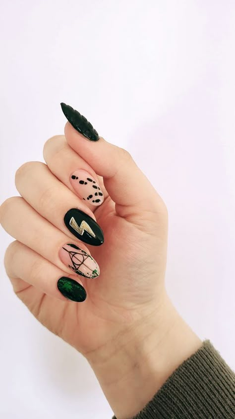 Halloween Nails Harry Potter, Hp Nail Art, Black Harry Potter Nails, Minimalist Harry Potter Nails, Harry Potter Hufflepuff Nails, Deathly Hallows Nails, Harry Potter Halloween Nails, Subtle Harry Potter Nails, Universal Studio Nails