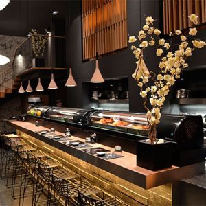 kabuki 7 Restaurantes japoneses en Madrid que sirven el mejor sushi Sushi Counter Design, Counter Lamp, Sushi Bar Design, Sushi Shop, Japanese Restaurant Design, Restaurant Counter, Best Sushi, Sushi Restaurants, Sushi Bar