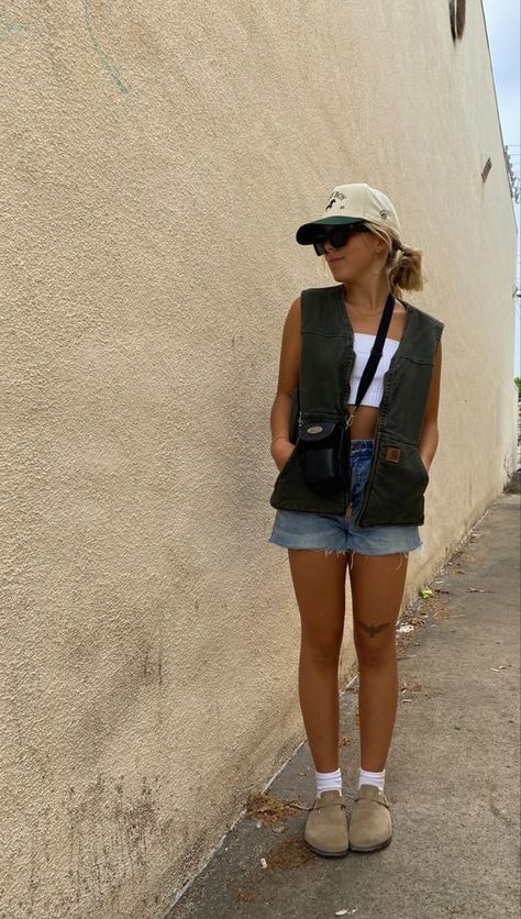 Granola Clean Girl Aesthetic, Cargo Vest Outfits For Women, Granola Girl Outfits Summer, Granola Girl Aesthetic Outfits Summer, Girly Outfits Winter, Granola Girl Clothes, Coastal Outfit Aesthetic, Granola Aesthetic Outfit, Granola Girl Style Summer