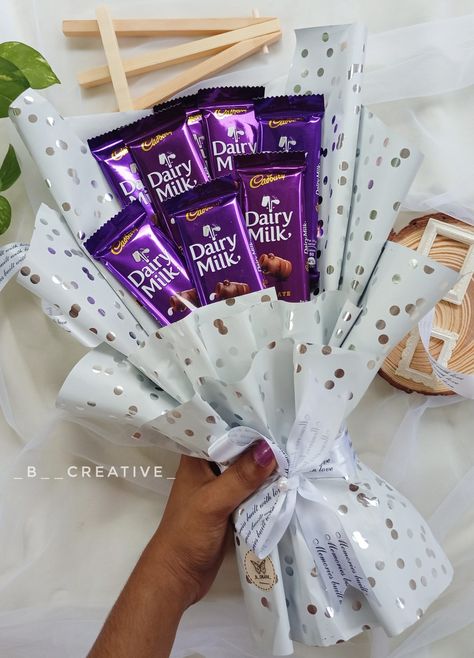 Choclate Packing Diy, Chocolate Bukey Gift, Chocolate Bookey Ideas Diy Gifts, Surprise Birthday Gift Ideas, Chocolate Boquets Handmade Videos, Handmade Chocolate Bouquet Ideas, Chocolates Bouquet Diy Gift Ideas, Chocolate Bouquet Aesthetic, Simple Chocolate Bouquet