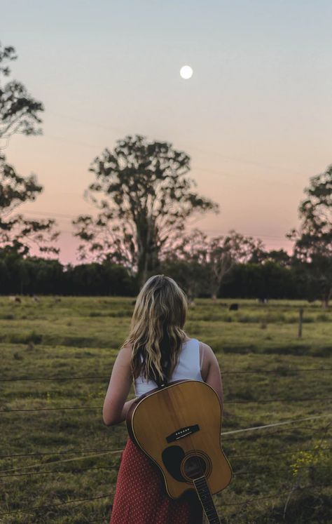 Free Guitar Image on Unsplash Guitar Senior Pictures, Music Photoshoot, Guitar Images, Easy Guitar Songs, Guitar Photos, Easy Guitar, Grad Photos, Music Photo, Photos Of Women