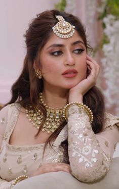 Reception Hairstyles Indian, Pakistani Actress Hairstyle, Pakistani Makeup, Reception Hairstyles, Strange Fashion, Pakistan Bride, Hair Style Vedio, Couple Wedding Dress, Sajal Ali