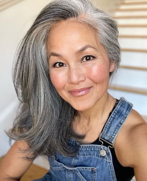 Women with fabulous and gorgeous gray hair | Photo by Jin | For more inspiration visit 40plusstyle.com Grey Hair Eyebrows, Eyebrow Loss, Grey Eyebrows, Grow Eyebrows Thicker, Grey Hair Don't Care, Grey Hair Dye, Arched Eyebrows, Gorgeous Gray Hair, Celebrating Women