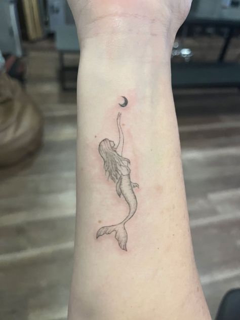 Mermaid Tatto Tiny Mermaid Tattoo, Simple Mermaid Tattoo, Mermaid Tattoo Ideas For Women, Small Mermaid Tattoo, Shirley Barber, Art Tattoo Ideas, Small Girly Tattoos, Torso Tattoos, Bunny Tattoos