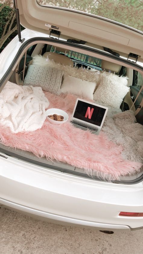 Dream Hangout Room, Camping In Your Car, Adeladadoll Aesthetic, Car Movie Night, Sleep Over Aesthetic, Family Night Ideas, Diy Backyard Movie, Diy Backyard Movie Night, Ultimate Sleepover