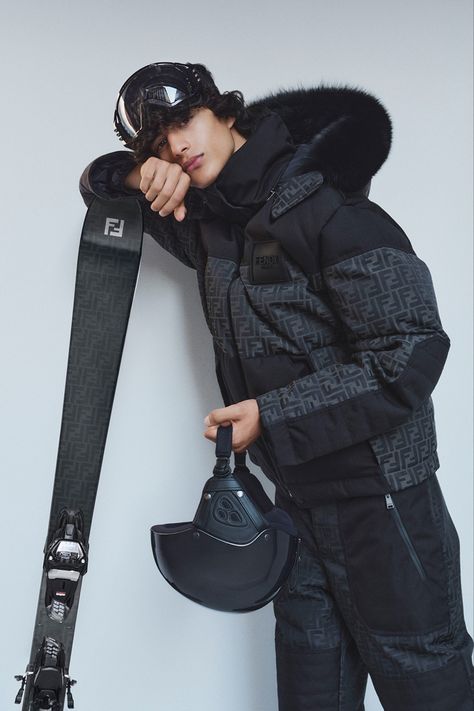 Fendi has released its Winter 2021 skiwear collection for men and women, incorporating a range of outwear, footwear, and accessories sure to stand out on your next trip to the slopes. Stand out pieces in the collection shown include a black FF monogram ski jacket, matching ski trousers, googles, helmets and skis. Click for more looks from the skiwear collection. Photo: Fendi #hypebeast #fendi #ski #winter2021 Ski Outfit Men, Mode Au Ski, Ski Fits, Mens Ski Wear, Hypebeast Style, Ski Outfit, Ski Jacket Mens, Snow Outfit, Snowboarding Outfit