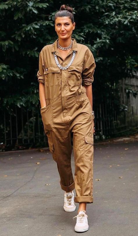 Camo Jumpsuit Outfit, Coveralls Women Fashion, Boiler Suit Street Style, Coverall Outfit Women, Coverall Outfit, Outfit Informal, Running Errands Outfit, Errands Outfit, Overalls Fashion