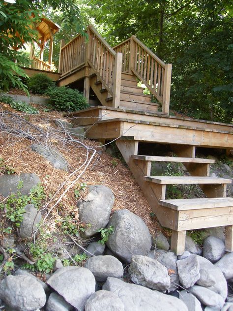 If you have a high elevation and a lake or river on your property building a staircase with decks all the way down to the water level is a great way to appreciate even more the nature we are part of. Stairs Down To Lake, Steep Hill Landscaping, Steep Hillside Landscaping, Hillside Deck, Beach Stairs, Steep Gardens, Landscape Stairs, Landscaping On A Hill, How To Build Steps