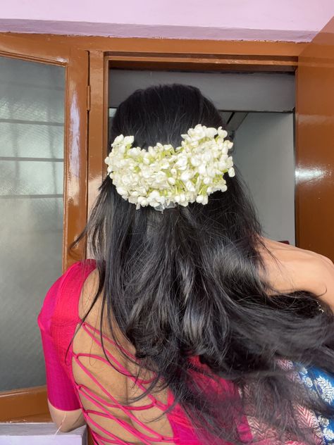 #jasmine #southindianfashion #southindiansaree #southindianfashion Flowers In Your Hair, South Indian Sarees, Jasmine Flower, Desi Clothes, Loose Hairstyles, Free Hair, Down Hairstyles, Flowers In Hair, Indian Fashion