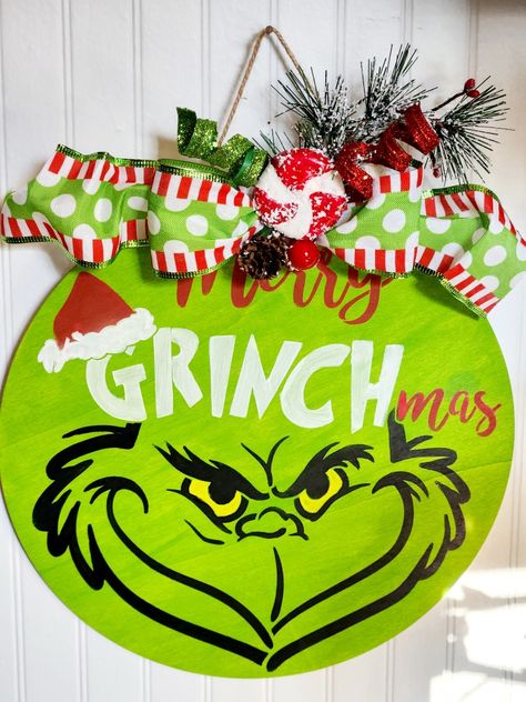 Grinch Door Hanger Diy, Diy Grinch Door Hanger, Grinch Door Sign Diy, Grinch Signs Diy, Diy Grinch Sign, Grinch Door Hanger Round, Wooden Door Hangers Grinch, Grinch Signs Wooden, Grinch Round Door Sign