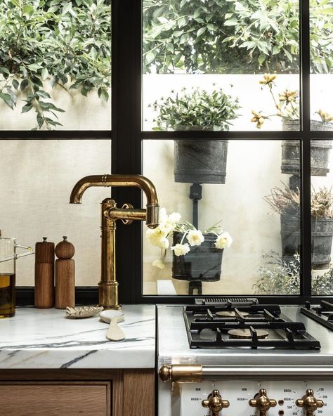 Views on views. Our On Tap pot filler in an airy kitchen designed by @studiogutow.⁠ ⁠ Styling: @rowelosangeles⁠ Photo:… | Instagram Modern Vintage Kitchen, Waterworks Kitchen, Pot Fillers, Airy Kitchen, Spanish Modern, Pot Filler, Kitchen Pot, House Items, Transitional Kitchen