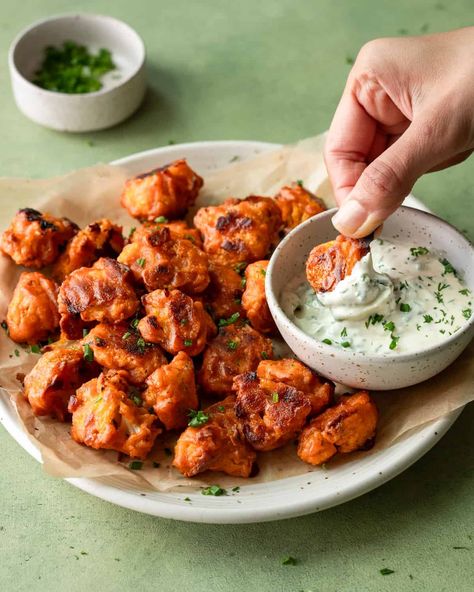 Vegan Buffalo Cauliflower - Rainbow Plant Life Rainbow Plant Life, Vegan Buffalo Cauliflower, Manchurian Recipe, Buffalo Cauliflower Bites, Buffalo Wing Sauce, Veggie Meals, Buffalo Cauliflower, Cauliflower Bites, Bar Food