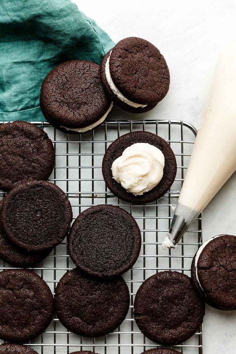 How to make homemade Oreos on sallysbakingaddiction.com Homemade Oreo Cakesters, Home Made Oreo Cookies, Diy Oreo Cookies, Oreo Cakesters Recipe, Sally’s Baking, Homeade Oreos, Soft Oreo Cookie Recipe, Diy Oreos, Oreo Filling Recipe