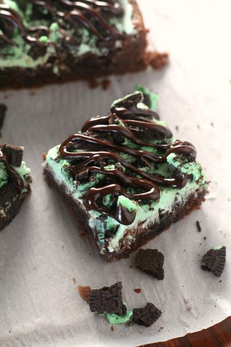 Mint Oreo Brownies - an easy mint brownie recipe stuffed with mint oreos, spread with mint frosting and topped with crumbled oreos and fudge drizzle. A fun christmas or st patricks mint dessert recipe the whole family will love Mint Recipes Dessert, Mint Brownies Recipe, Tartiflette Recipe, Mint Frosting, Brownie Desserts Recipes, Mint Desserts, Recipes Brownies, Oreo Fudge, Easy Dessert Recipes Quick