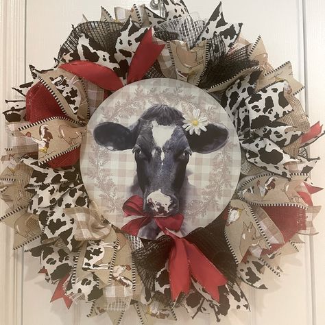 “Udder” Cuteness Cow Themed Wreath (For Year Round Everyday Door Decor Or Inside Home. This Adorable Cow With A 3 Dimensional Daisy Behind Her Ear Says Welcome & Will Make Pretty Much Anyone Smile! Waterproof Enameled Metal Sign Has This Heifer Chewing’ On A Perky Red Bow So This Is Also Perfect For Christmas. Extremely Full 24-26” Wreath Is Triple Scotch Guarded For Long Lasting Indoor Or Outdoor Fade Resistant Use. Easy To Hang. A Soft Beige Buffalo Plaid Is Joined By A Sueded (Feels Luxurious Ranch Gifts, Cow Colour, Black And White Cow, Girls Room Wall Art, Red Wreath, Summer Front Door Wreath, Wall Wreath, Country Wreaths, Gifts For Farmers