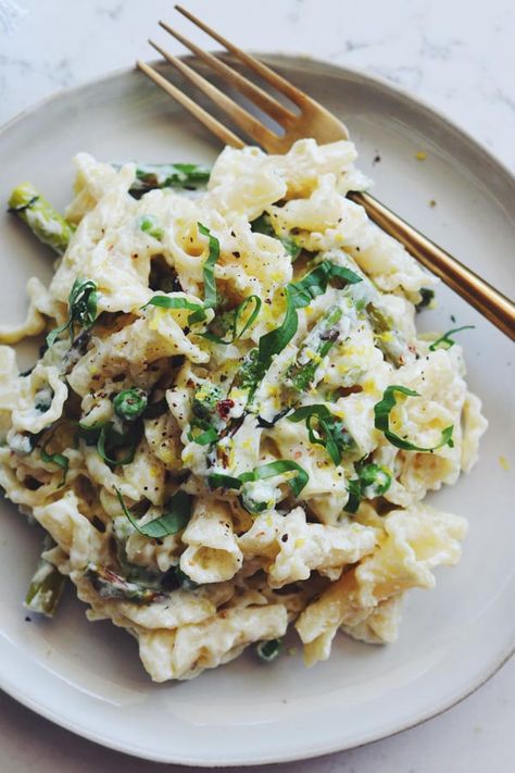 This baked goat cheese pasta is loaded with chevre goat cheese, fresh asparagus, sweet peas, fragrant mint, basil and lemon zest! Using the the baked feta pasta method, this recipe swaps out feta for goat cheese which yields a delightfully silky cheese sauce. Add spring time veggies, and you\'ve got yourself an easy and fresh pasta dish that everyone will love! Baked Goat Cheese Pasta, Recipes Goat Cheese, Asparagus Grilled Cheese, Truffle Oil Pasta, Pasta With Asparagus, Paleo Ideas, Cheese Pasta Recipes, Goat Cheese Pasta, Baked Goat Cheese