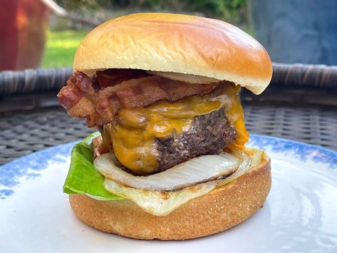 I made Gordon Ramsay's 'perfect' 10-minute burger and it tasted restaurant-worthy | BusinessInsider India Homemade Burger Recipe, How To Make Hamburgers, Perfect Burger, Gordon Ramsay Recipe, Cheeseburger Recipe, Making Fried Chicken, Homemade Burgers, Bacon Cheeseburger, Brioche Buns