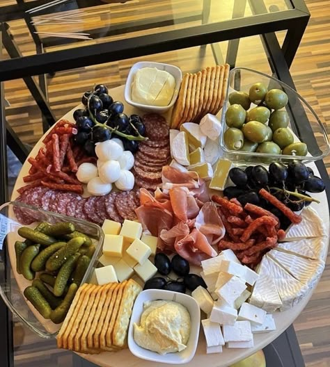 Amazing Food Platters, Party Food Buffet, Catering Ideas Food, Charcuterie Inspiration, Cold Cuts, Party Food Platters, Charcuterie Recipes, Cheese Boards, Snacks Für Party