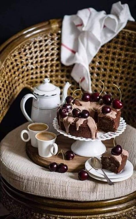 Cake And Coffee Photography, Cake And Coffee, Coffee Reading, Nice Photos, Snack Board, Coffee Dessert, Breakfast Tea, Coffee Photography, Chocolate Tea