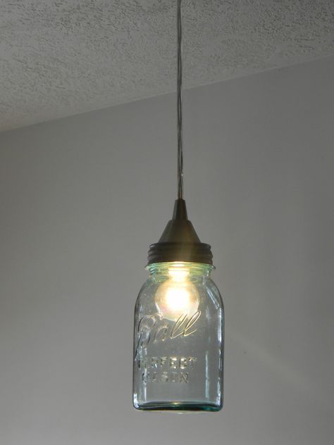 Mason Jar Pendant Light Tutorial Ball Jar Lights, Mason Jar Light, Ball Jar, Diy Lampe, Ball Jars, Jar Diy, Mason Jar Lighting, Jar Lights, Ball Lights